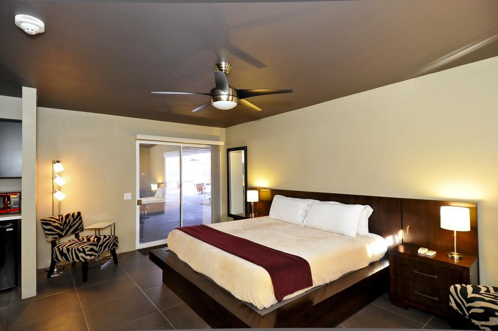 بالم سبرينغس Bearfoot Inn - Clothing Optional Hotel For Gay Men الغرفة الصورة