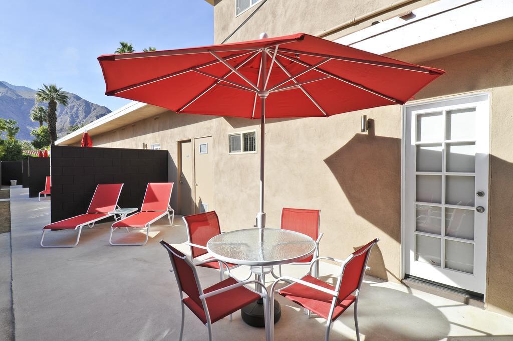 بالم سبرينغس Bearfoot Inn - Clothing Optional Hotel For Gay Men الغرفة الصورة