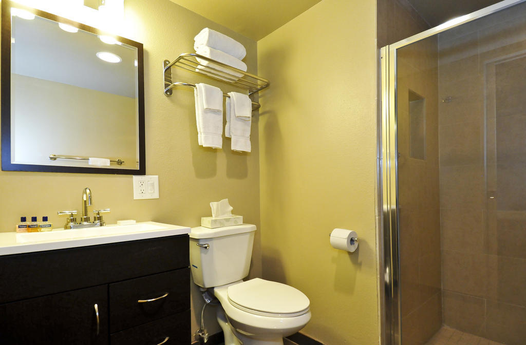 بالم سبرينغس Bearfoot Inn - Clothing Optional Hotel For Gay Men الغرفة الصورة
