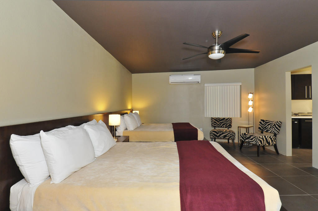 بالم سبرينغس Bearfoot Inn - Clothing Optional Hotel For Gay Men الغرفة الصورة