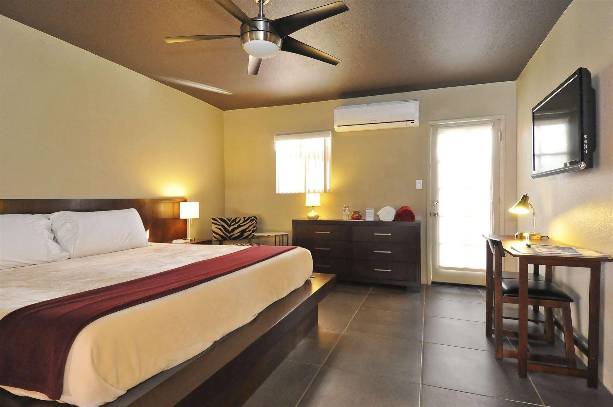 بالم سبرينغس Bearfoot Inn - Clothing Optional Hotel For Gay Men المظهر الخارجي الصورة