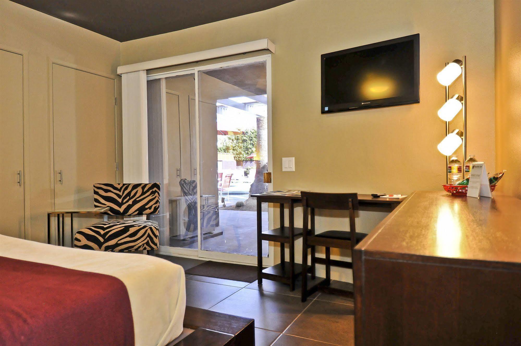 بالم سبرينغس Bearfoot Inn - Clothing Optional Hotel For Gay Men المظهر الخارجي الصورة