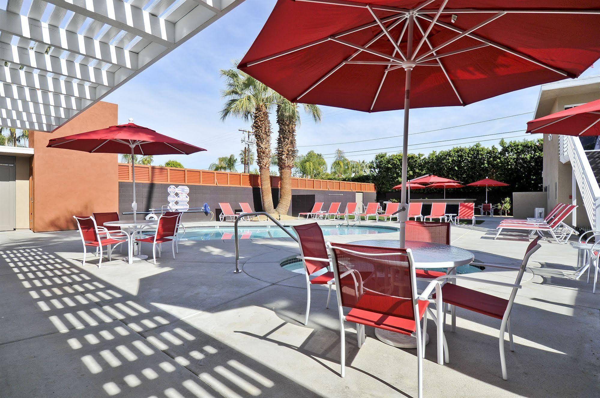 بالم سبرينغس Bearfoot Inn - Clothing Optional Hotel For Gay Men المظهر الخارجي الصورة